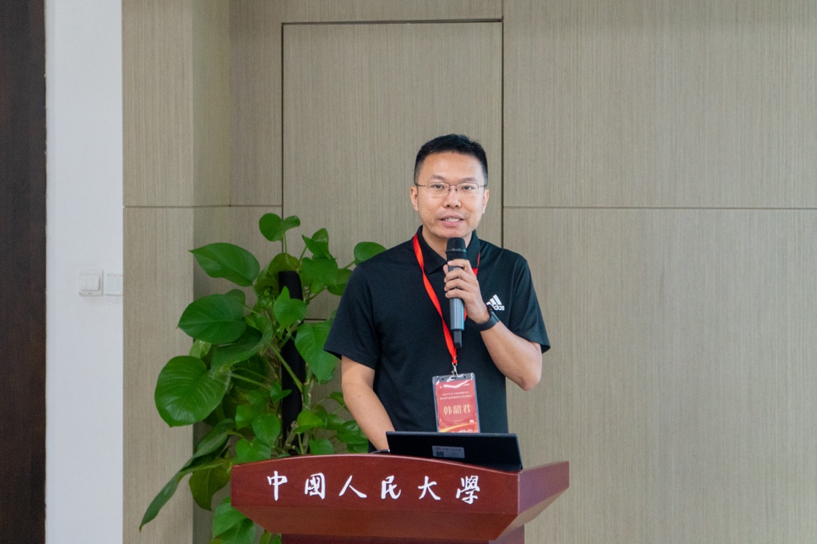 穿着西装笔挺的男子与配字描述已自动生成