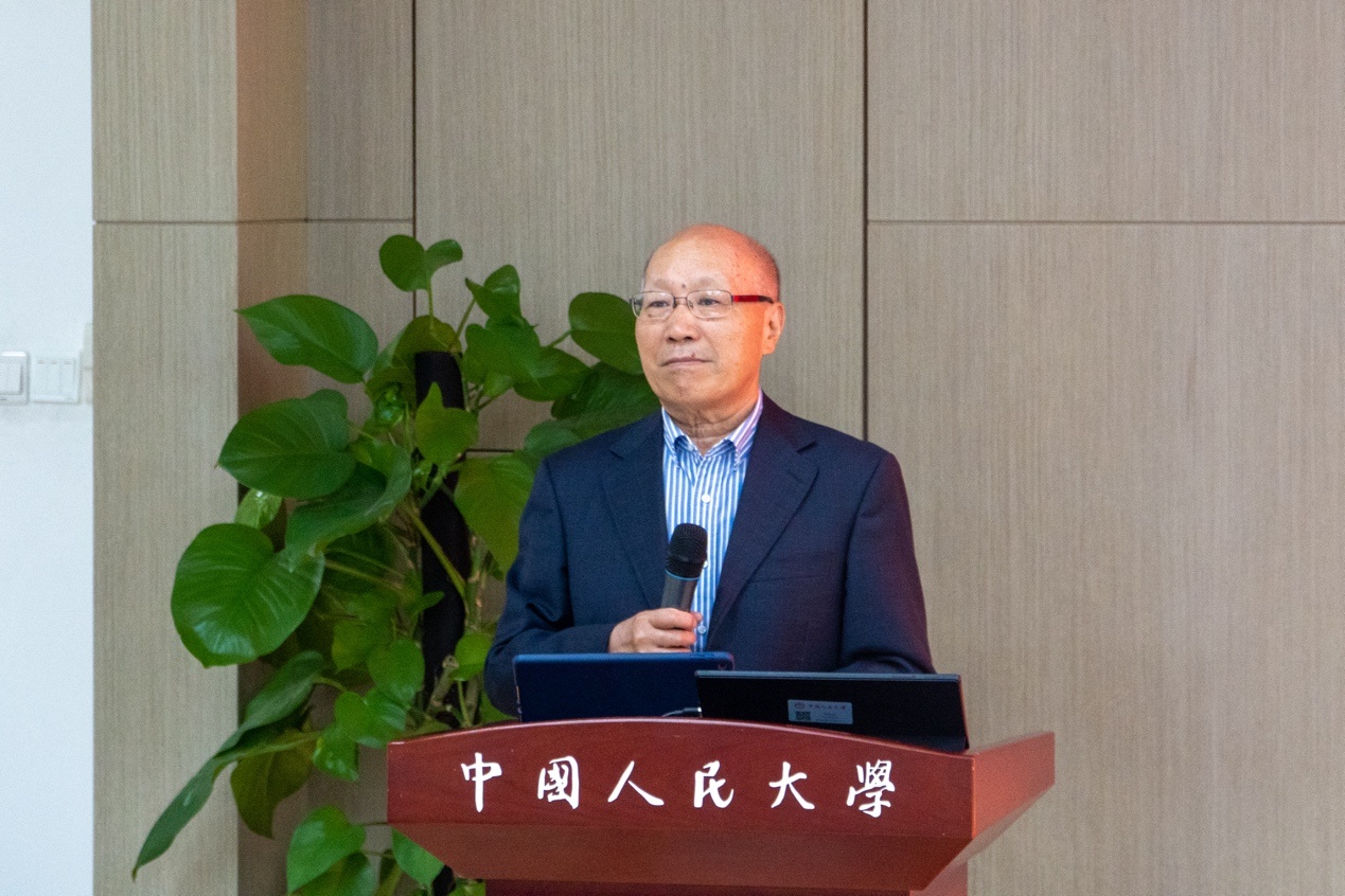 穿西装打领带的男人站在桌子上低可信度描述已自动生成